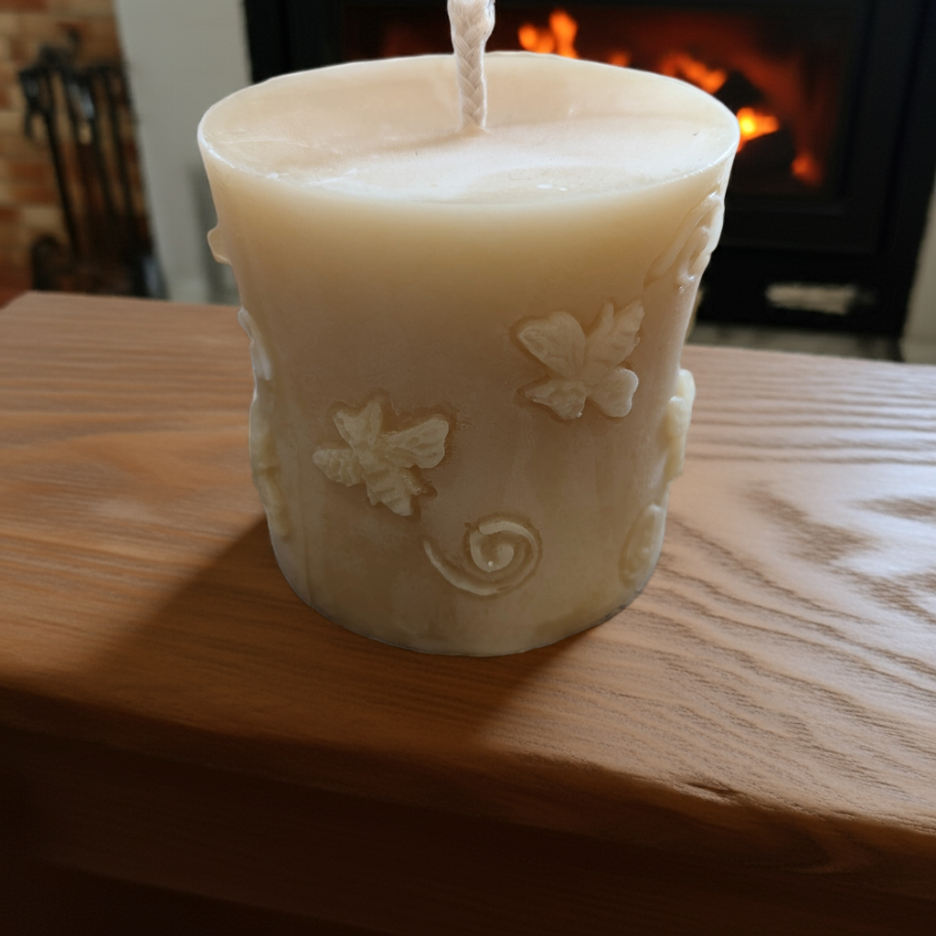 BEESWAX CANDLE: CYLINDER WITH BEE