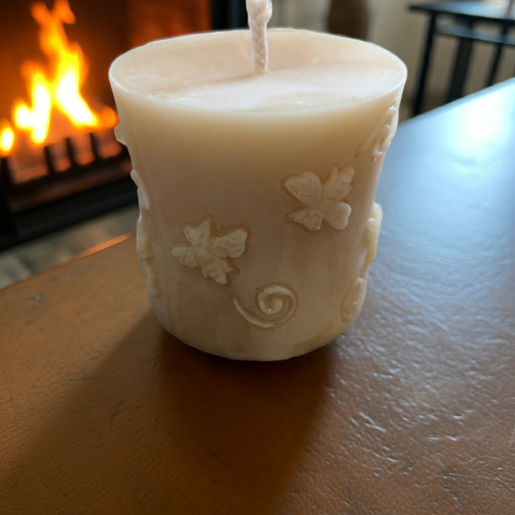 BEESWAX CANDLE: CYLINDER WITH BEE