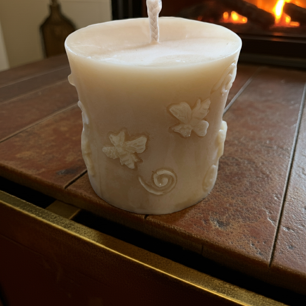 BEESWAX CANDLE: CYLINDER WITH BEE