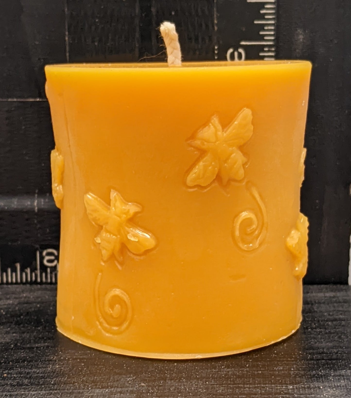 BEESWAX CANDLE: CYLINDER WITH BEE